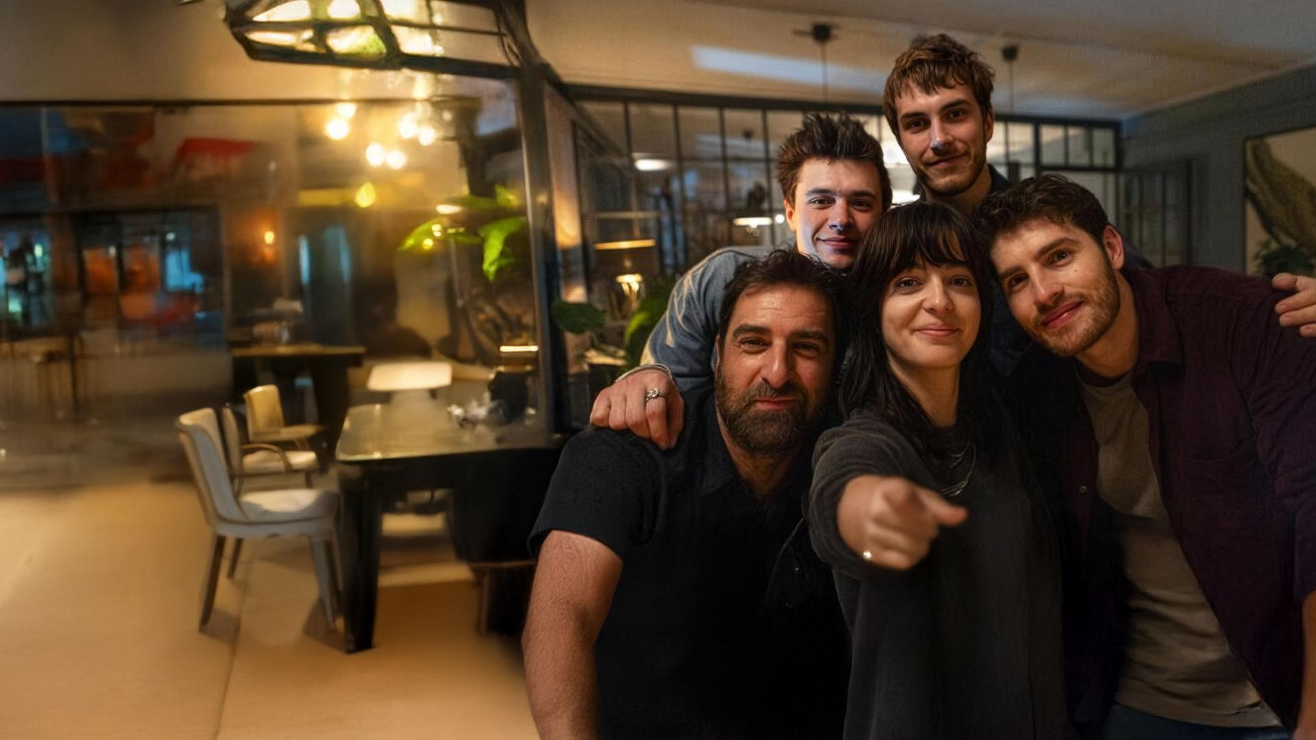 "The Kollective - Der Absturz": Etienne (Grégory Montel), Lucas (Gijs Blom), Delia (Céline Buckens), Aaron (Felix Mayr) und Joshua (Gregg Sulkin) stehen zusammen in einem Raum und posieren für ein Selfie.