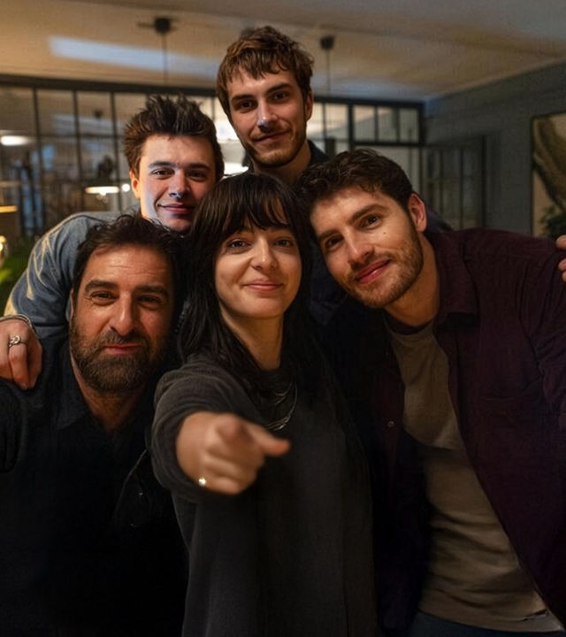 "The Kollective - Der Absturz": Etienne (Grégory Montel), Lucas (Gijs Blom), Delia (Céline Buckens), Aaron (Felix Mayr) und Joshua (Gregg Sulkin) stehen zusammen in einem Raum und posieren für ein Selfie.