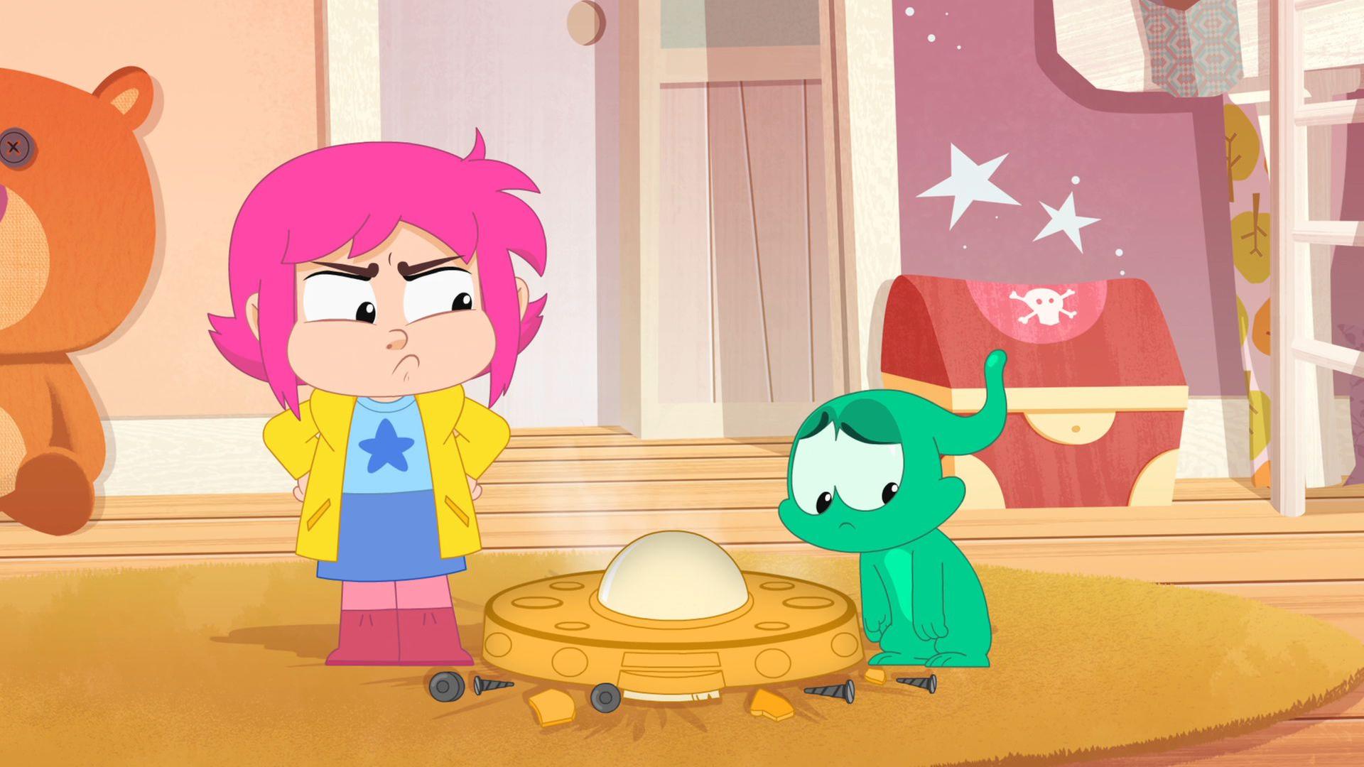 Rebecca (links) und Ernest (rechts) stehen ratlos vor dem neuen Staubsauger-Roboter (Mitte).