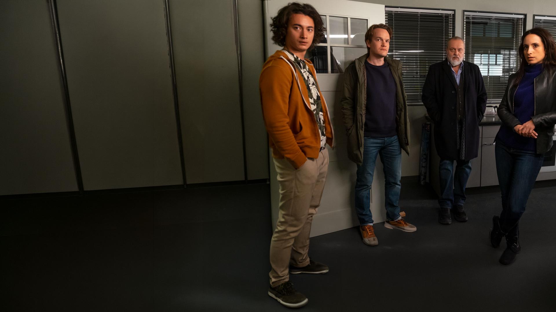 "Der Alte - Nicht Schuldig": Joshua Tuttlinger (Yan Balistoy), Tom Kupfer (Ludwig Blochberger), Richard Voss (Jan-Gregor Kremp) und Annabell Lorenz (Stephanie Stumph) stehen nebeneinander im Büro der Mordkommission und blicken in Richtung Kamera.