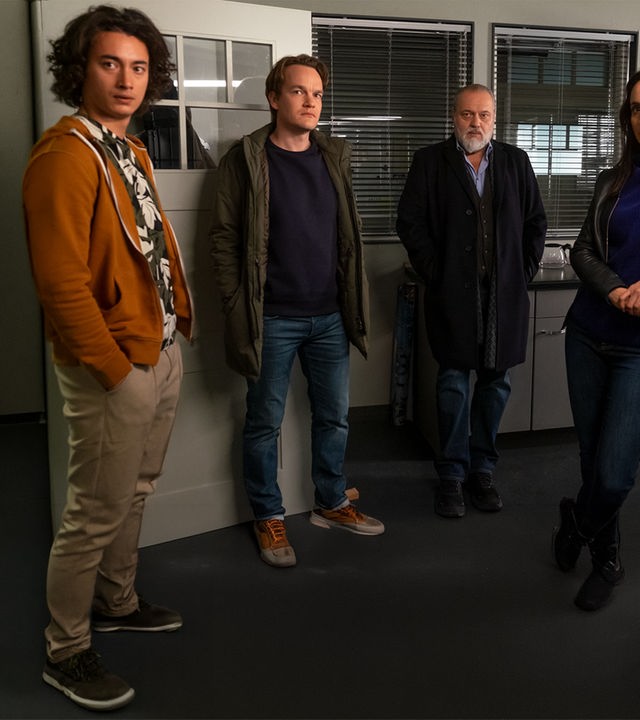 "Der Alte - Nicht Schuldig": Joshua Tuttlinger (Yan Balistoy), Tom Kupfer (Ludwig Blochberger), Richard Voss (Jan-Gregor Kremp) und Annabell Lorenz (Stephanie Stumph) stehen nebeneinander im Büro der Mordkommission und blicken in Richtung Kamera.