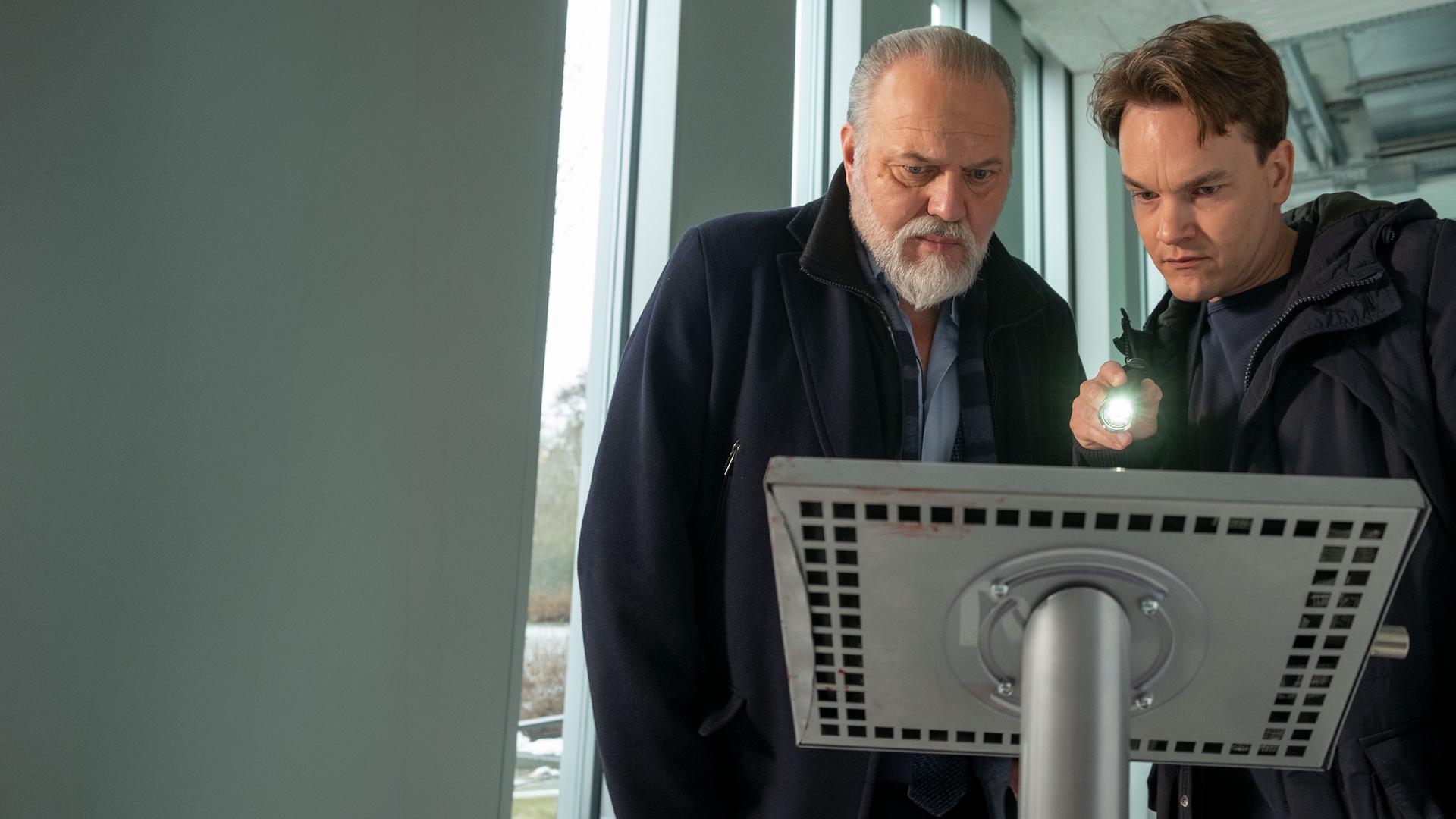 "Der Alte - Toxische Verbindung": Richard Voss (Jan-Gregor Kremp) und Tom Kupfer (Ludwig Blochberger) schauen sich ein Schaltpult im Labor näher an.