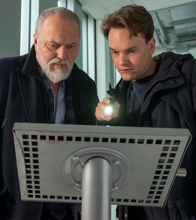 "Der Alte - Toxische Verbindung": Richard Voss (Jan-Gregor Kremp) und Tom Kupfer (Ludwig Blochberger) schauen sich ein Schaltpult im Labor näher an.