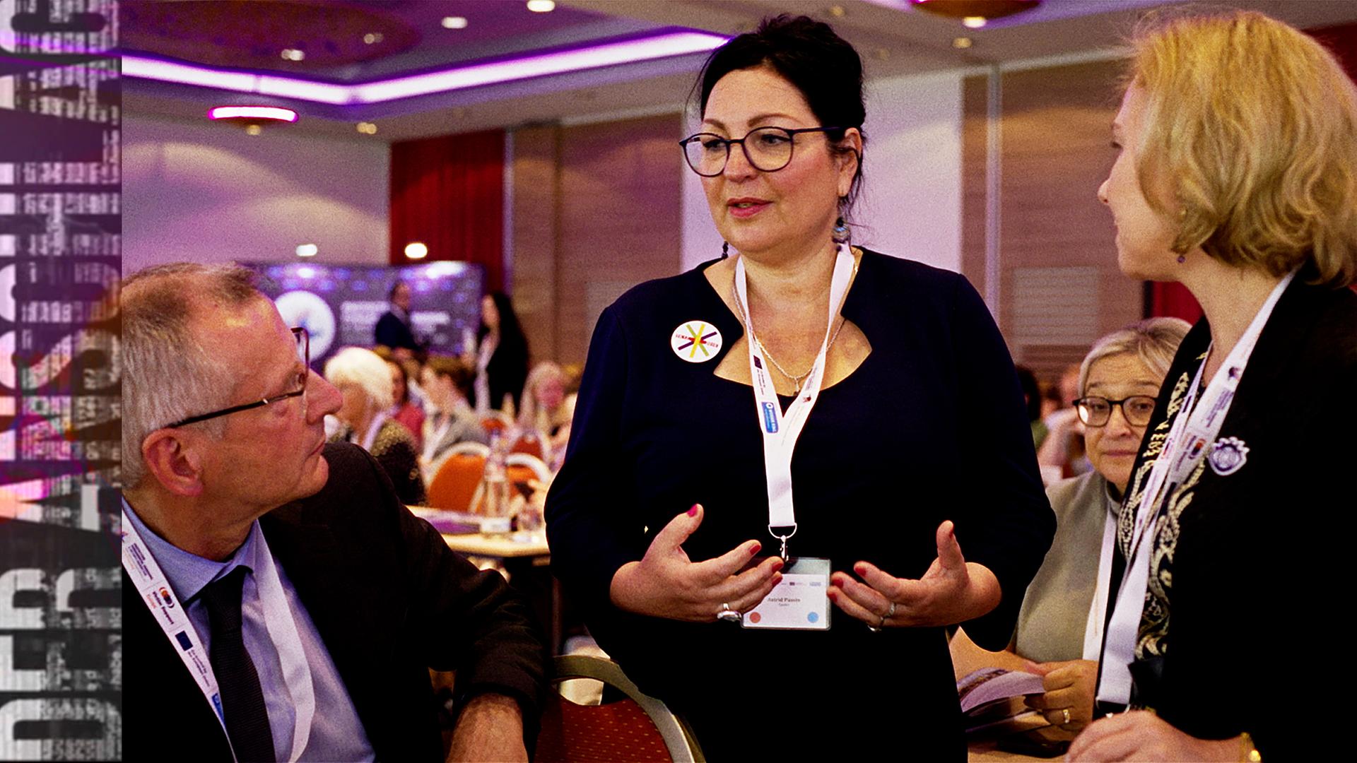 Drei Menschen im Gespärch