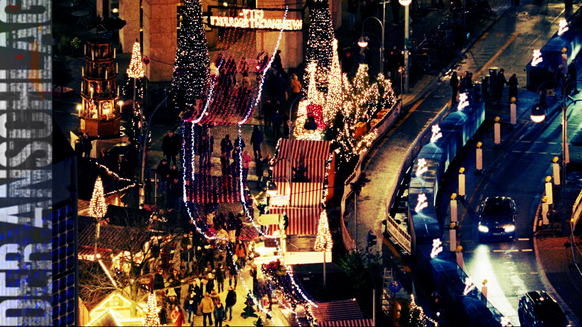 Montage Weihnachtsmarkt auf dem Breitscheidplatz im Dezember 2016 und der LKW nach dem Anschlag im Vordergrund