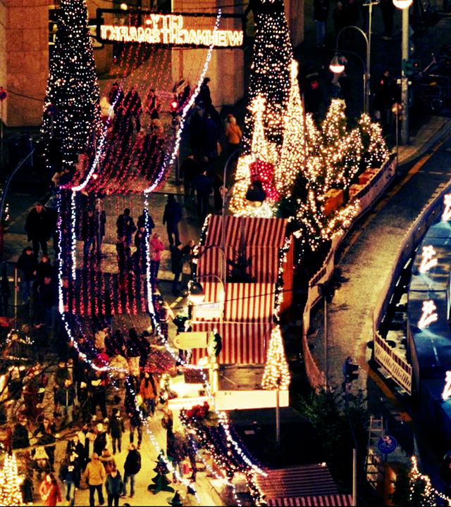 Montage Weihnachtsmarkt auf dem Breitscheidplatz im Dezember 2016 und der LKW nach dem Anschlag im Vordergrund
