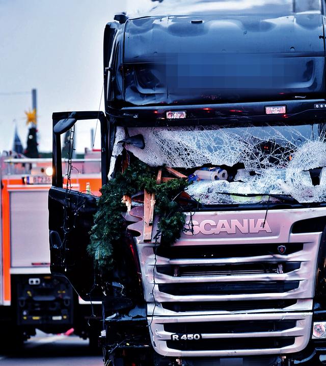 Zerstörter LKW auf dem Berliner Weihnachtsmarkt