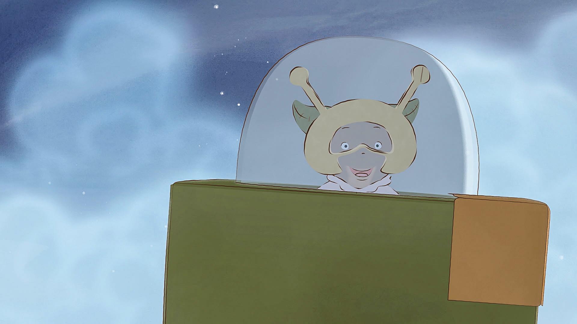 Celestine sitzt in einem selbst gebastelten grünen Raumschiff. Sie trägt eine beige-grüne Alienmaske auf dem Kopf und grinst die Betrachter*innen an. Hinter ihr ist der bewölkte, doch trotzdem strahlende Nachthimmel zu sehen.