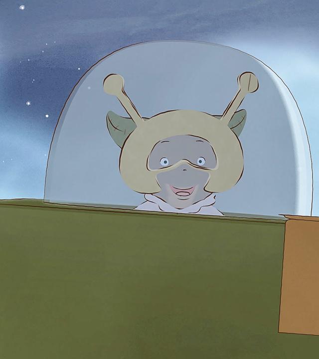 Celestine sitzt in einem selbst gebastelten grünen Raumschiff. Sie trägt eine beige-grüne Alienmaske auf dem Kopf und grinst die Betrachter*innen an. Hinter ihr ist der bewölkte, doch trotzdem strahlende Nachthimmel zu sehen.