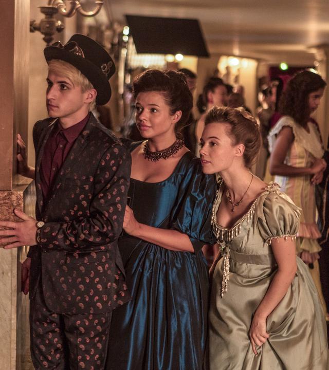 Frank, Kennedy und Bree beobachten beim Ball der Zeitreisenden heimlich Lenas Mutter und Franks Vater, die sich angeregt unterhalten.