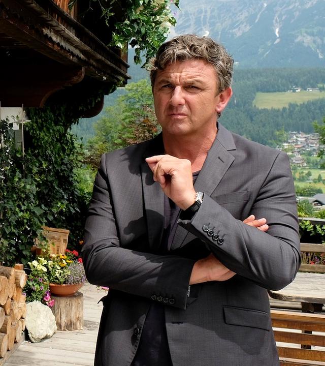 Nachdenklich stehen Martin (Hans Sigl) und Lilli (Ronja Forcher) vor der Arztpraxis.