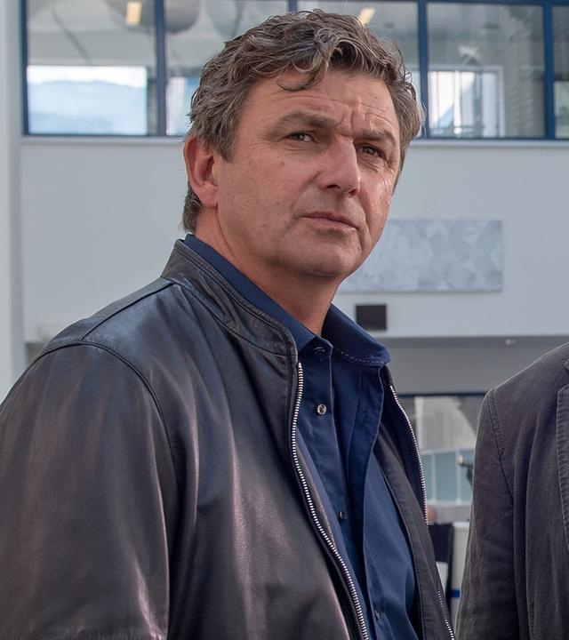 Im Krankenhaus unterhält sich Dr. Martin Gruber (Hans Sigl) mit Robert Metzinger (Joachim Raaf) und Chris Weigand (Aaron Friesz).