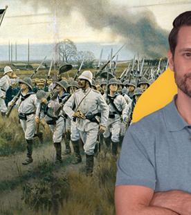 Der Moderator des Formats lächelt in die Kamera. Im Hintergrund eine Darstellung von marschierenden Soldaten in historischer, weißer Uniform.