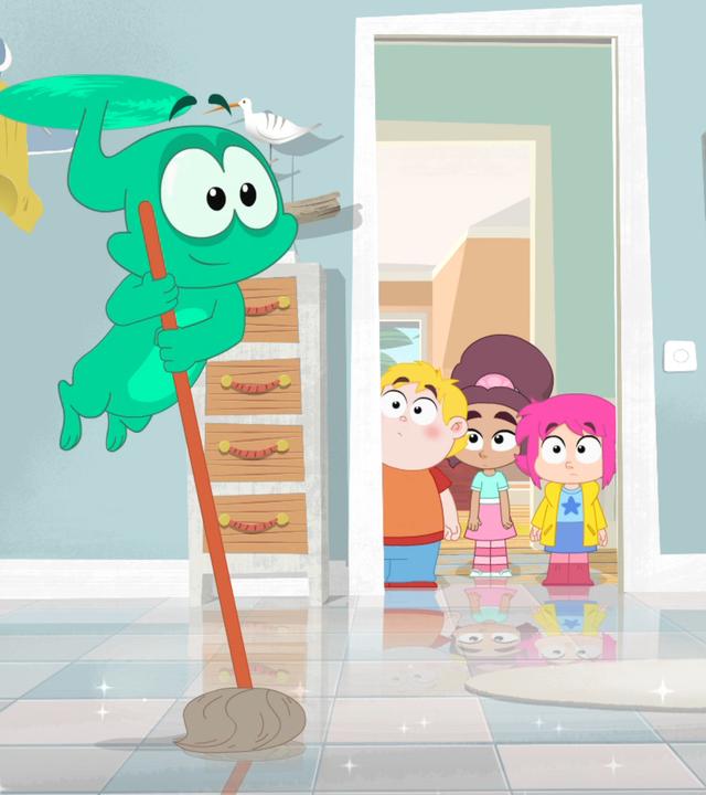 Ernest schwingt in einem blitzblanken Badezimmer einen Wischmopp, während François, Nadine und Rebecca ihn anstarren.