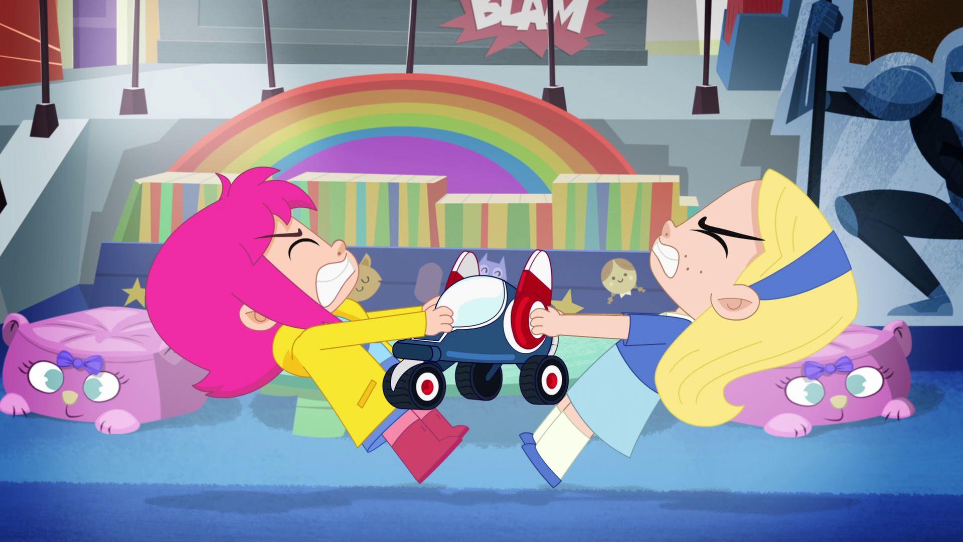 Rebecca und Marie-Agnes zerren beide an einem Spielzeug.