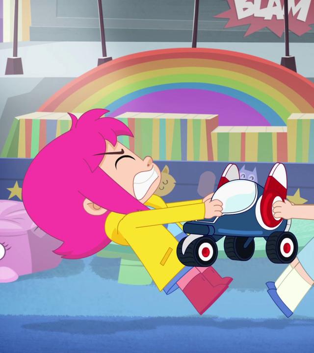 Rebecca und Marie-Agnes zerren beide an einem Spielzeug.