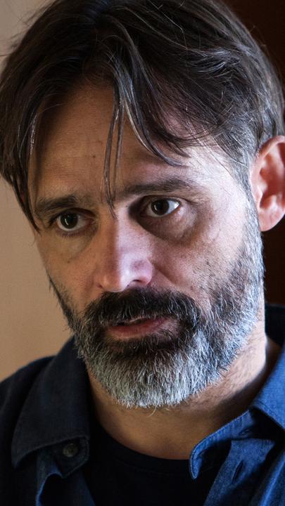 Finnur (Baltasar Kormákur) in Nahaufnahme.