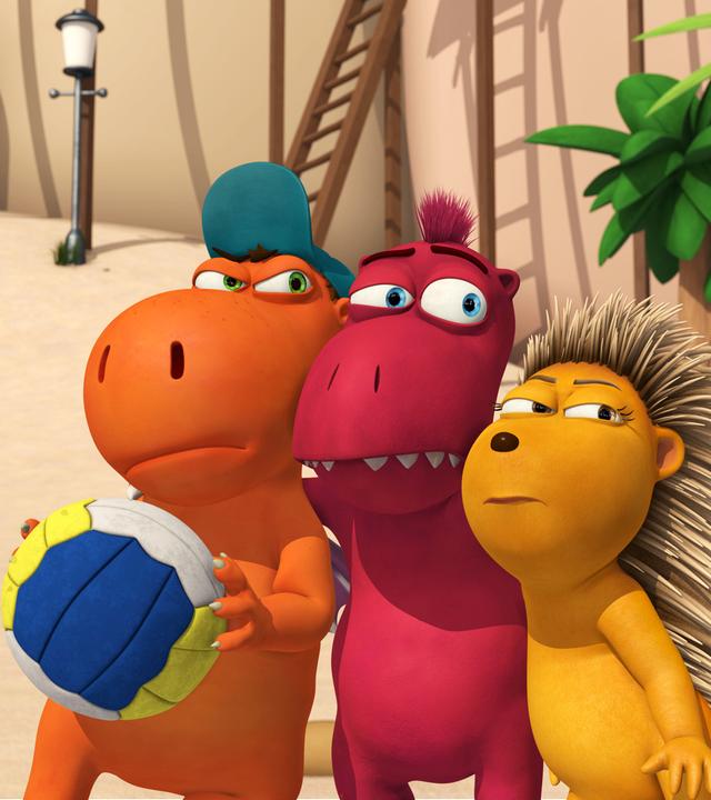 Kokosnuss hält den Ball, Oskar und Matilda drücken sich grimmig an ihn.