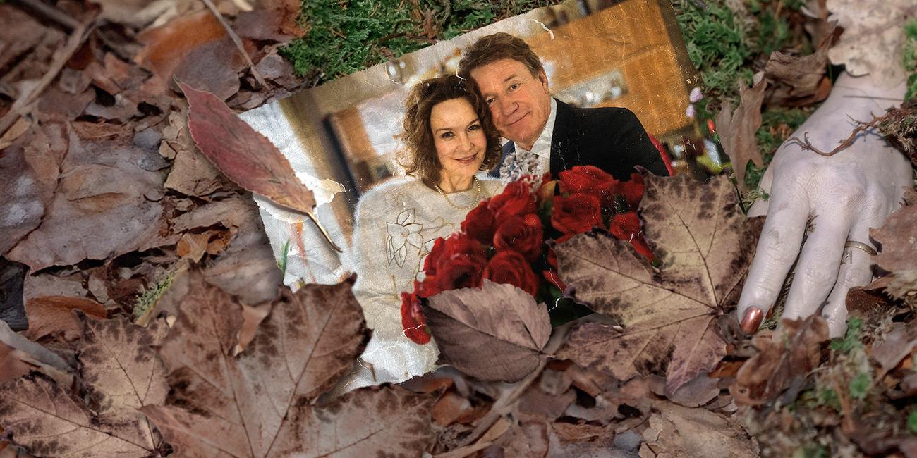 Auf dem Waldboden zwischen Moos und Laub liegt ein Foto, auf dem Karsten und Marianne Voss (Jürgen Schüttauf, Valerie Koch) glücklich mit einem Strauß roter Rosen abgebildet sind. Daneben eine tote Frauenhand mit goldenem Ring und Nagellack.