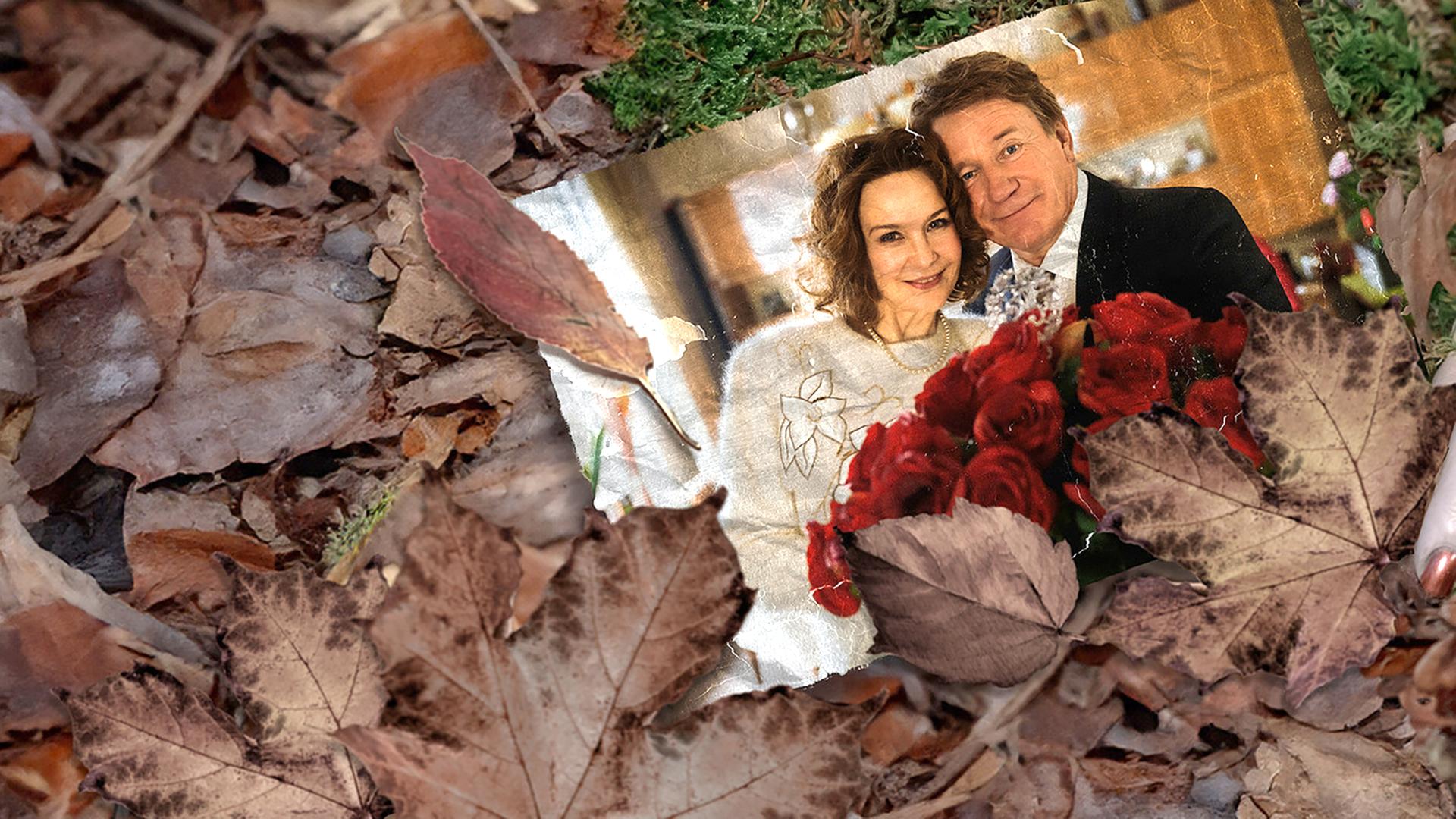 Auf dem Waldboden zwischen Moos und Laub liegt ein Foto, auf dem Karsten und Marianne Voss (Jürgen Schüttauf, Valerie Koch) glücklich mit einem Strauß roter Rosen abgebildet sind. Daneben eine tote Frauenhand mit goldenem Ring und Nagellack.
