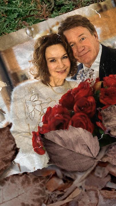 Auf dem Waldboden zwischen Moos und Laub liegt ein Foto, auf dem Karsten und Marianne Voss (Jürgen Schüttauf, Valerie Koch) glücklich mit einem Strauß roter Rosen abgebildet sind. Daneben eine tote Frauenhand mit goldenem Ring und Nagellack.