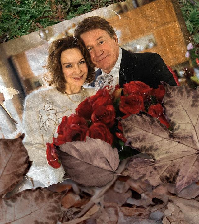 Auf dem Waldboden zwischen Moos und Laub liegt ein Foto, auf dem Karsten und Marianne Voss (Jürgen Schüttauf, Valerie Koch) glücklich mit einem Strauß roter Rosen abgebildet sind. Daneben eine tote Frauenhand mit goldenem Ring und Nagellack.