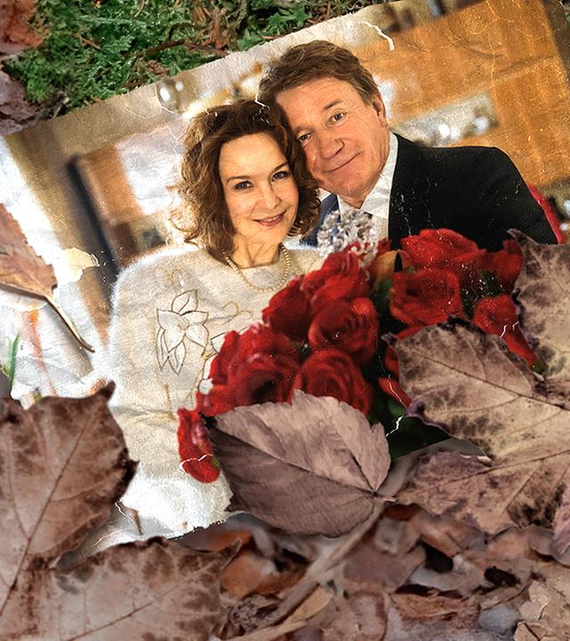 Auf dem Waldboden zwischen Moos und Laub liegt ein Foto, auf dem Karsten und Marianne Voss (Jürgen Schüttauf, Valerie Koch) glücklich mit einem Strauß roter Rosen abgebildet sind. Daneben eine tote Frauenhand mit goldenem Ring und Nagellack.