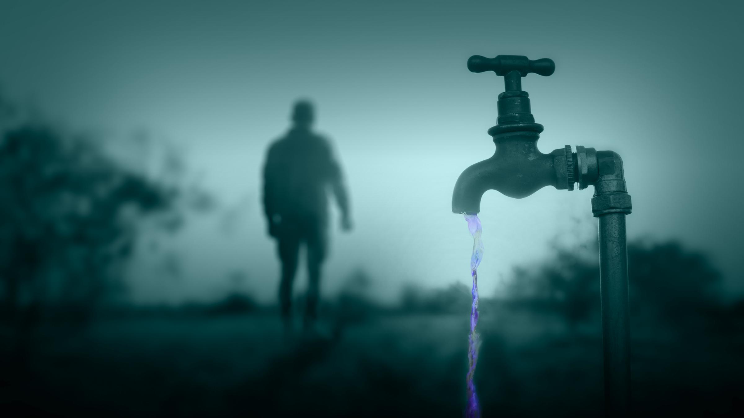 Umwelt Crime: Der Fall Rastatt - PFAS Chemikalien im Trinkwasser: Im Vordergrund ein Wasserhahn im schummrigen Dämmerlicht; im Hintergrund die Silhouette eines Mannes.