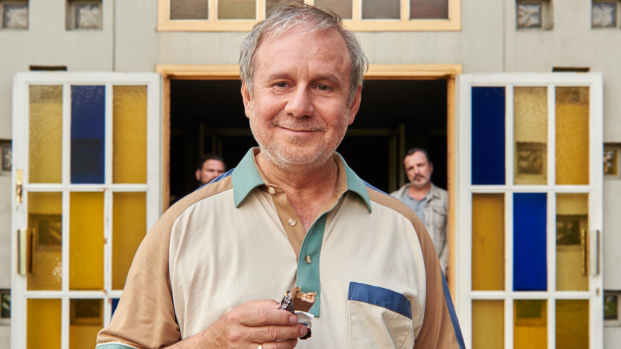 Georg Weiser (Joachim Król, M.) beglückt vor der Kirchentür