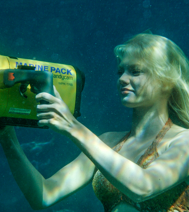 Rikki filmt unter Wasser mit einer gelben Unterwasserkamera.