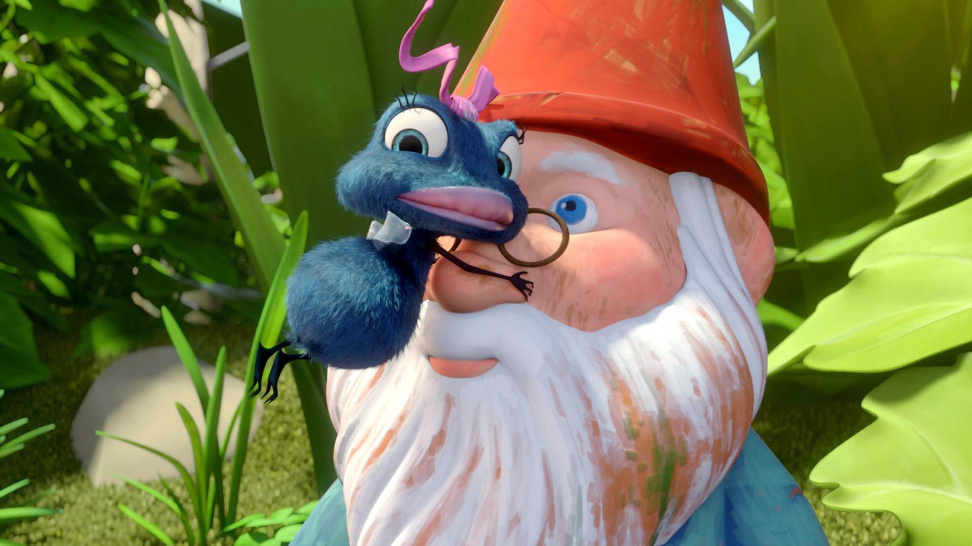 Fliege Frieda (Mitte) klammert sich schützend an das Gesicht eines Gartenzwerges.