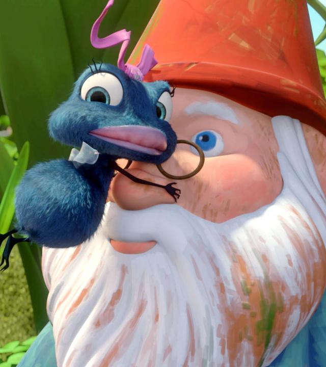 Fliege Frieda (Mitte) klammert sich schützend an das Gesicht eines Gartenzwerges.