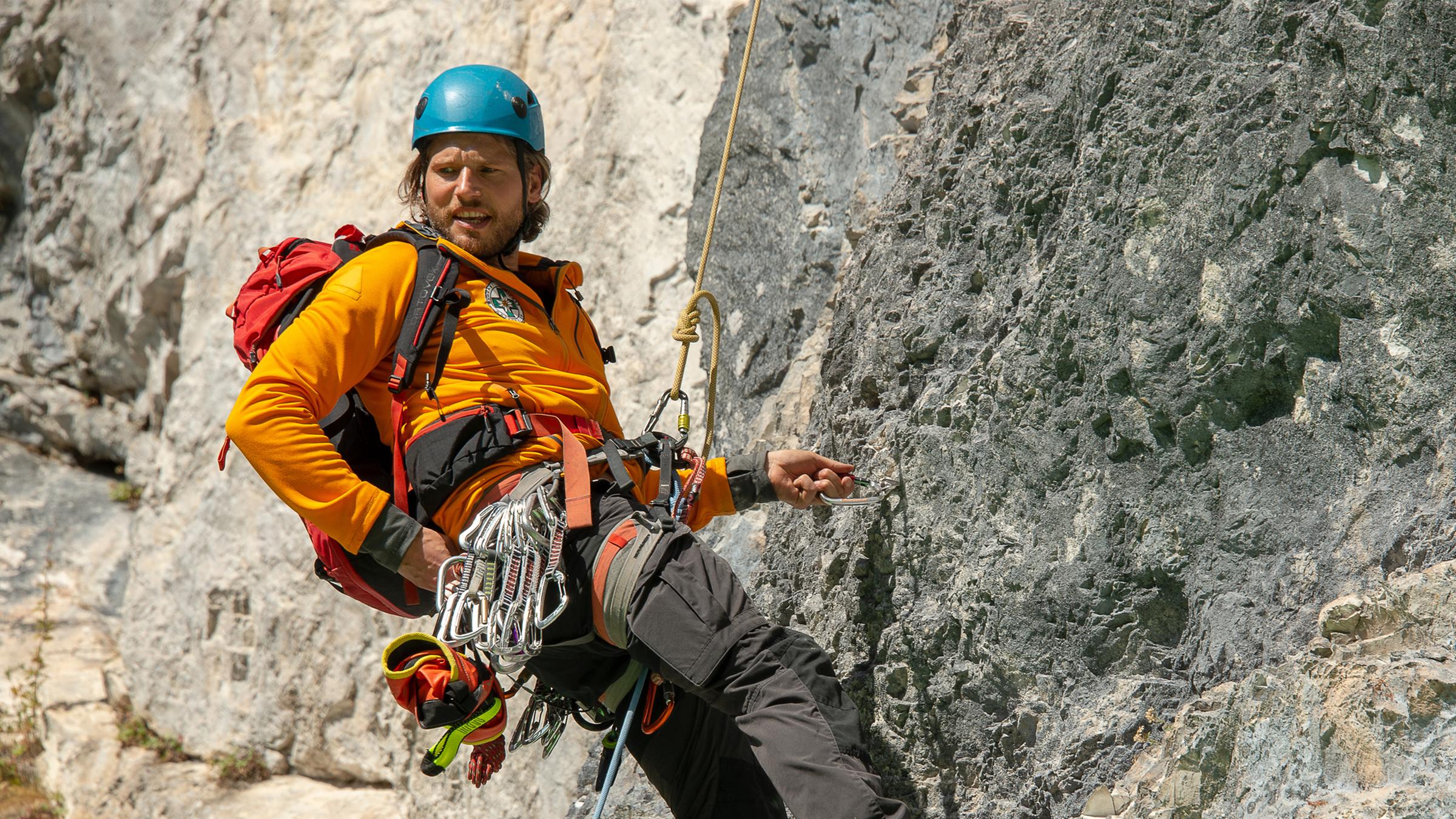 Bergretter Markus Kofler (Sebastian Ströbel) seilt sich an einer Felswand ab.