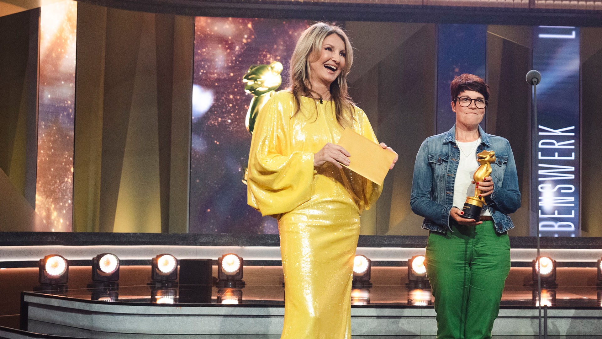 Die Verleihung des Goldenen Leaky: Moderatorin Frauke Ludowig (links) neben Preisträgerin Birgit (Mitte) und Sänger Nico Santos (rechts).