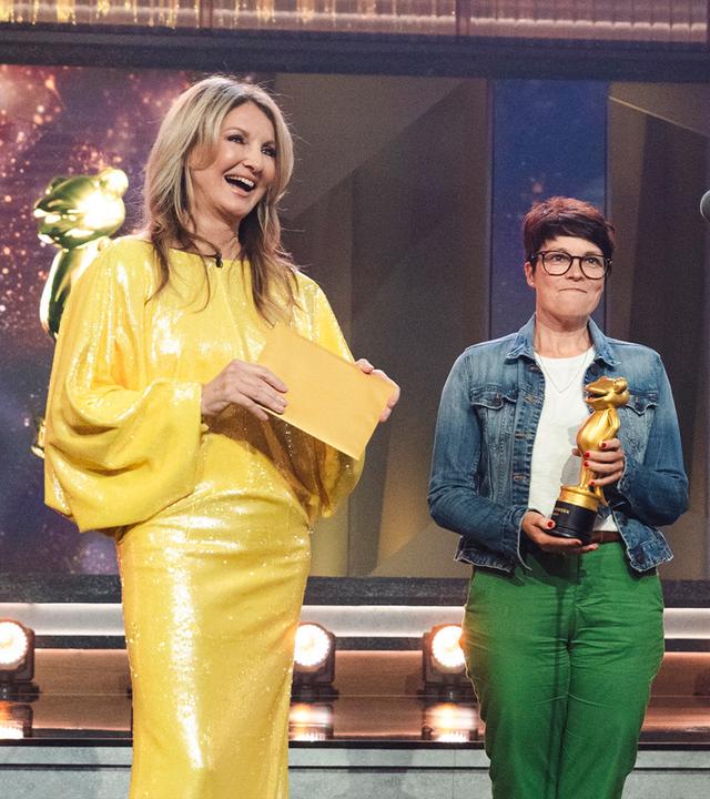 Die Verleihung des Goldenen Leaky: Moderatorin Frauke Ludowig (links) neben Preisträgerin Birgit (Mitte) und Sänger Nico Santos (rechts).