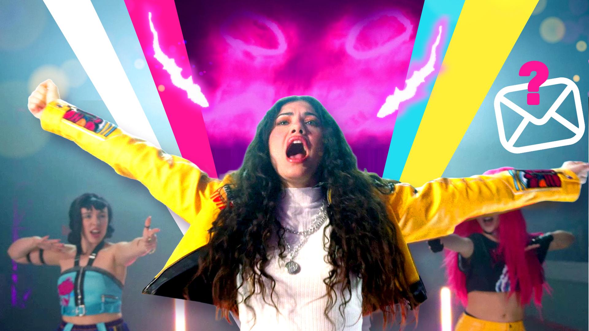 Jeannie hat die Arme ausgebreitet und im Hintergrund sind Tänzerinnen zu sehen. 