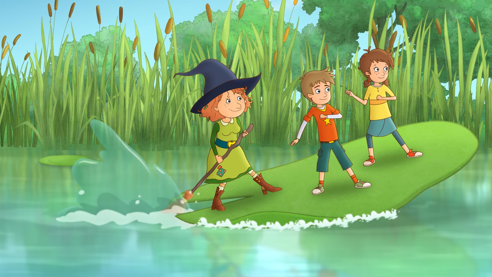 Petronella geht mit ihren Freunden Luis und Lea im Teich auf Kaperfahrt.