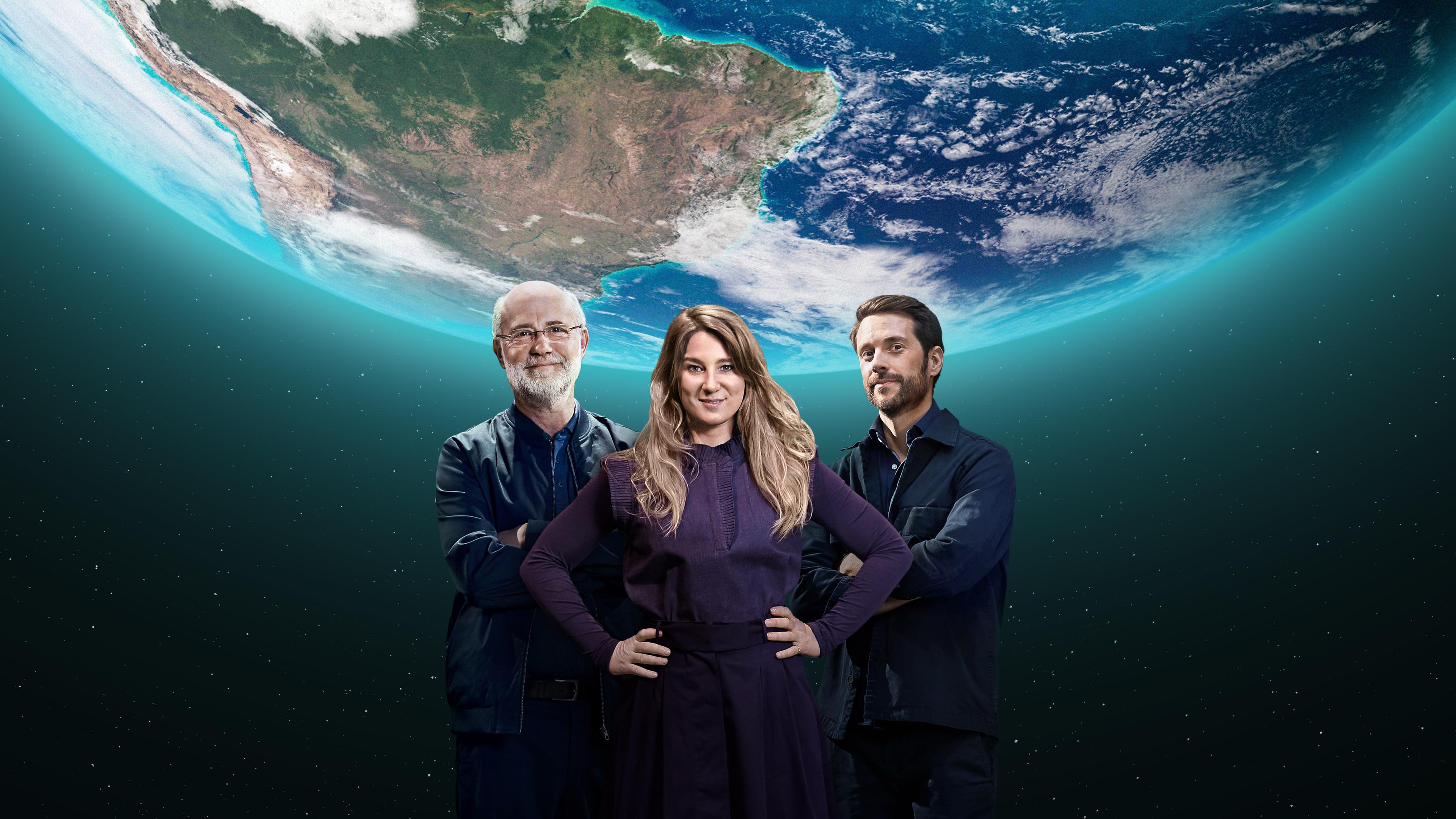 Grafik: Harald Lesch, Jasmina Neudecker und Mirko Drotschmann stehen vor riesiger Weltkugel