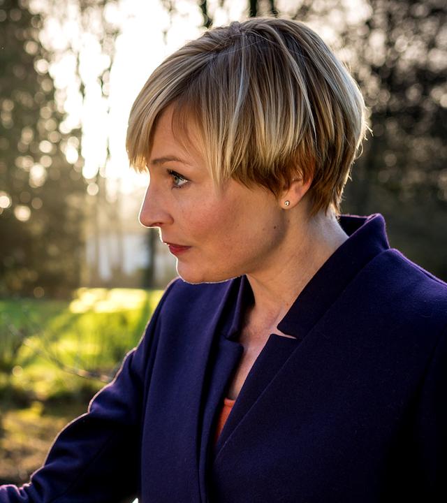 Melanie Hansen (Sanna Englund) steht Jennifer Mikesch (Lilli Fichtner) gegenüber und hat fürsorglich eine Hand auf Jennifers Oberarm gelegt. 