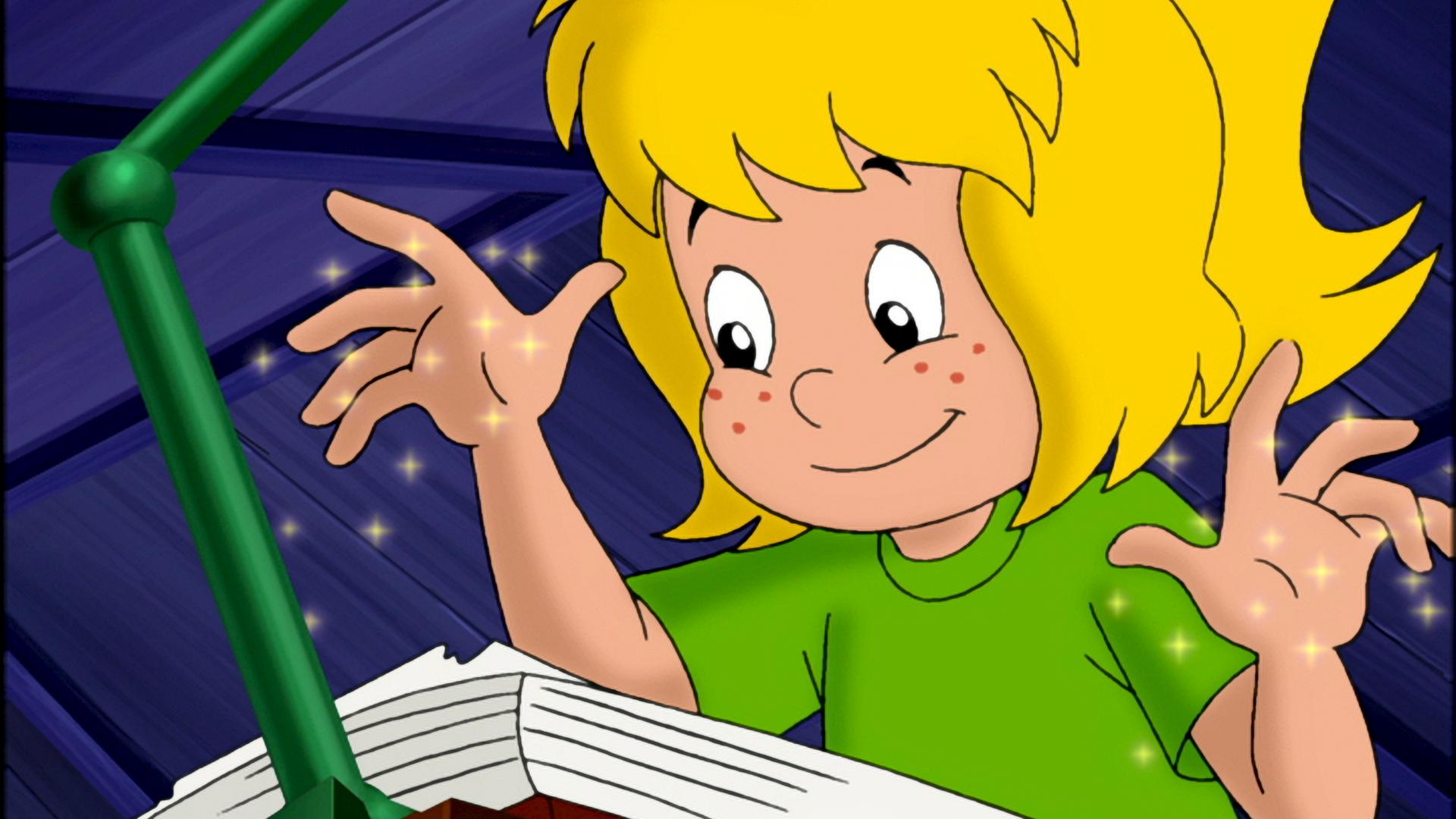 Bibi Blocksberg sitzt vor dem Hexbuch und hat die Hände zum Hexen erhoben. Dabei fliegen Sternchen durch die Luft und sie lächelt.