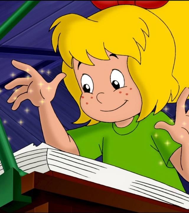 Bibi Blocksberg sitzt vor dem Hexbuch und hat die Hände zum Hexen erhoben. Dabei fliegen Sternchen durch die Luft und sie lächelt.