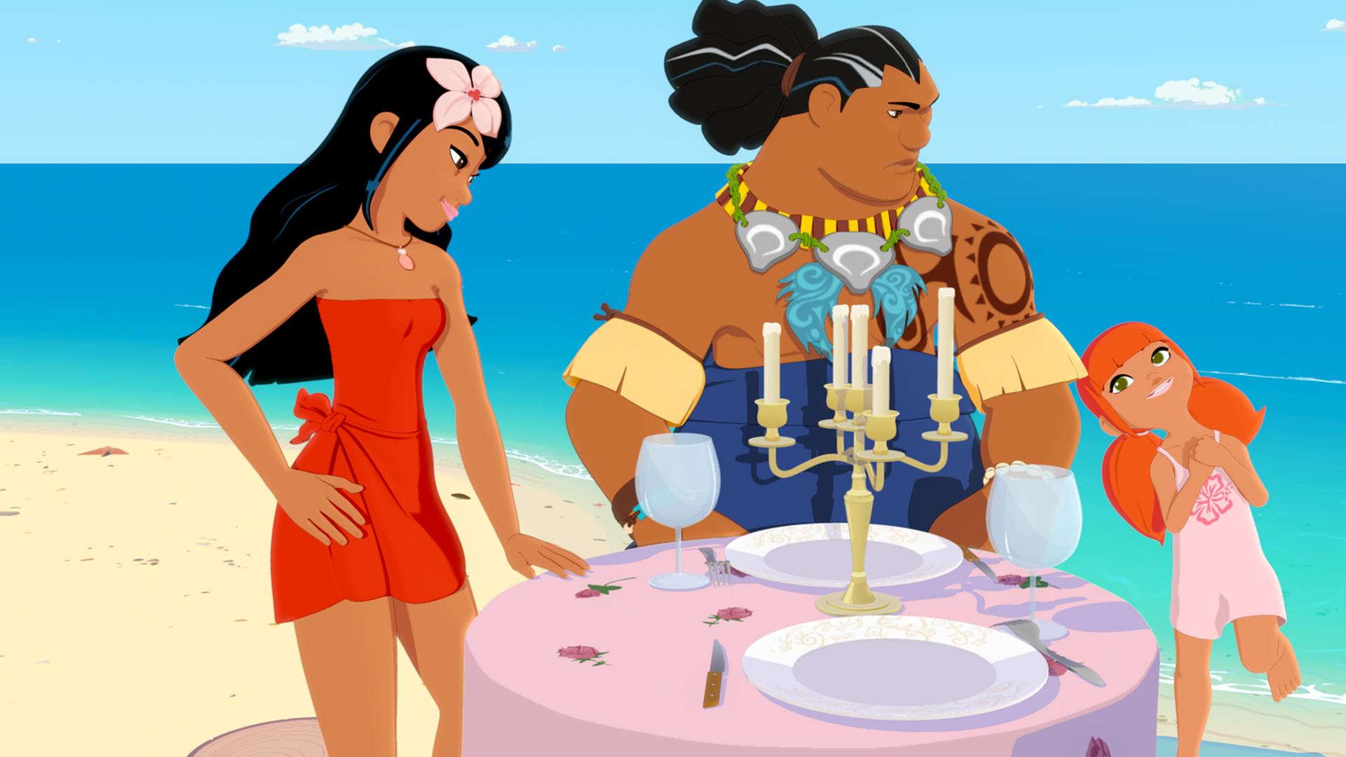 Timeti und Marina helfen Papa Tuanaku bei den Vorbereitungen für ein romantisches Abendessen. Die drei stehen am Strand hinter einem runden Tisch, der mit zwei Weingläsern, Tellern, Besteck und einem großen Kerzenständer gedeckt ist.