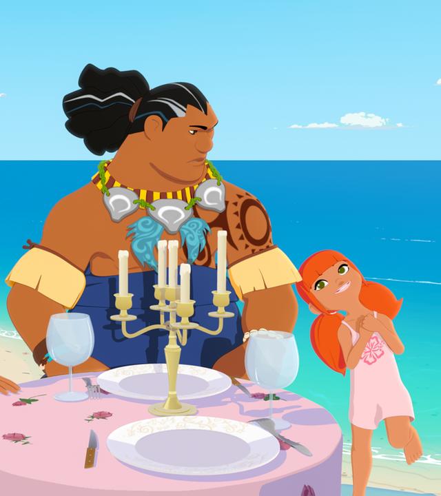Timeti und Marina helfen Papa Tuanaku bei den Vorbereitungen für ein romantisches Abendessen. Die drei stehen am Strand hinter einem runden Tisch, der mit zwei Weingläsern, Tellern, Besteck und einem großen Kerzenständer gedeckt ist.