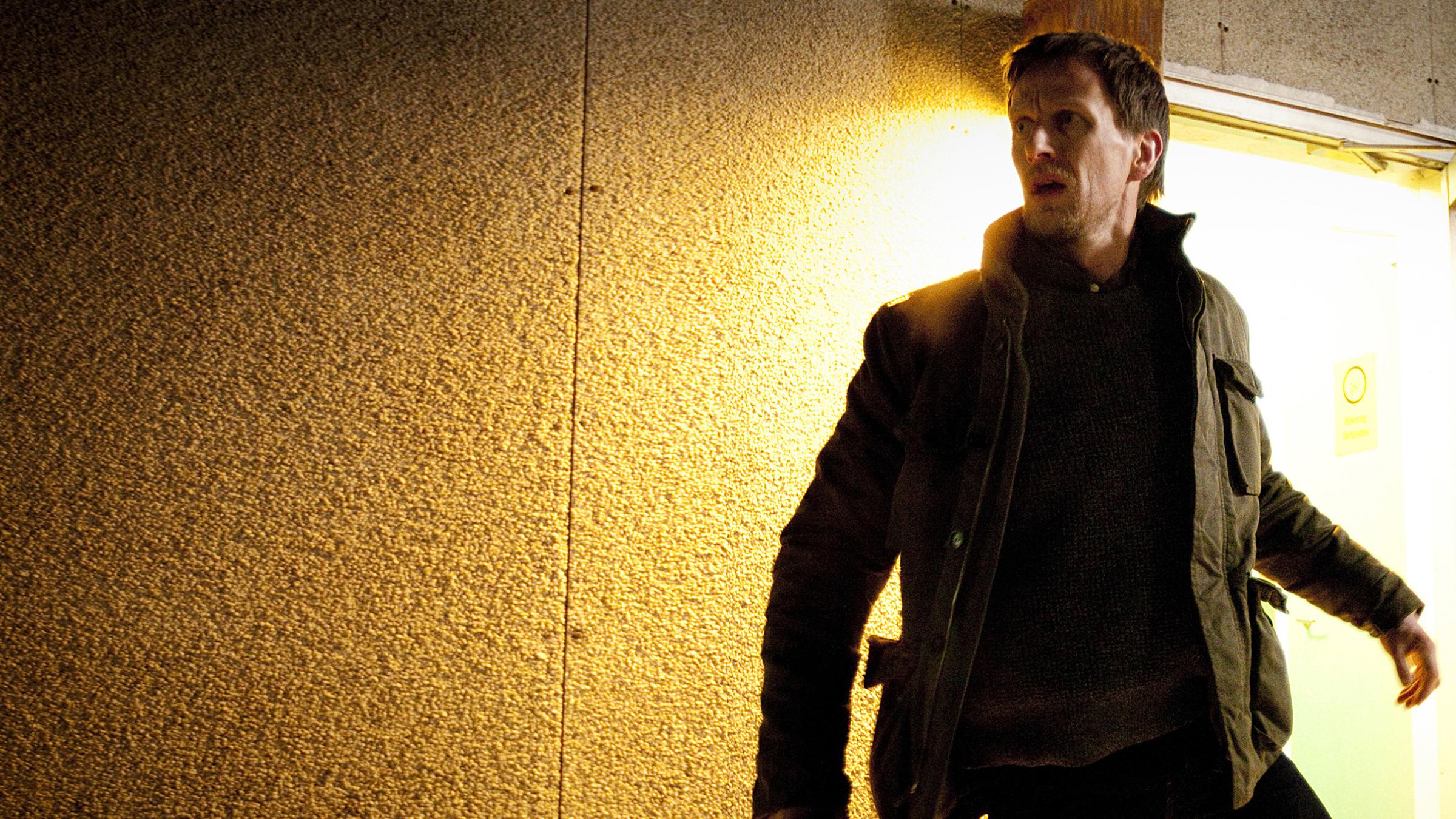 Kriminalkommissar Joona Linna (Tobias Zilliacus) kommt bewaffnet aus einem Haus in die Nacht gestürmt.