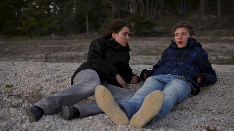 "Der Kommissar und das Meer - Niemand hat Schuld": Agnes (Mylaine Hedreul) liegt mit Elias (Eliot Waldvogel) auf dem Boden.