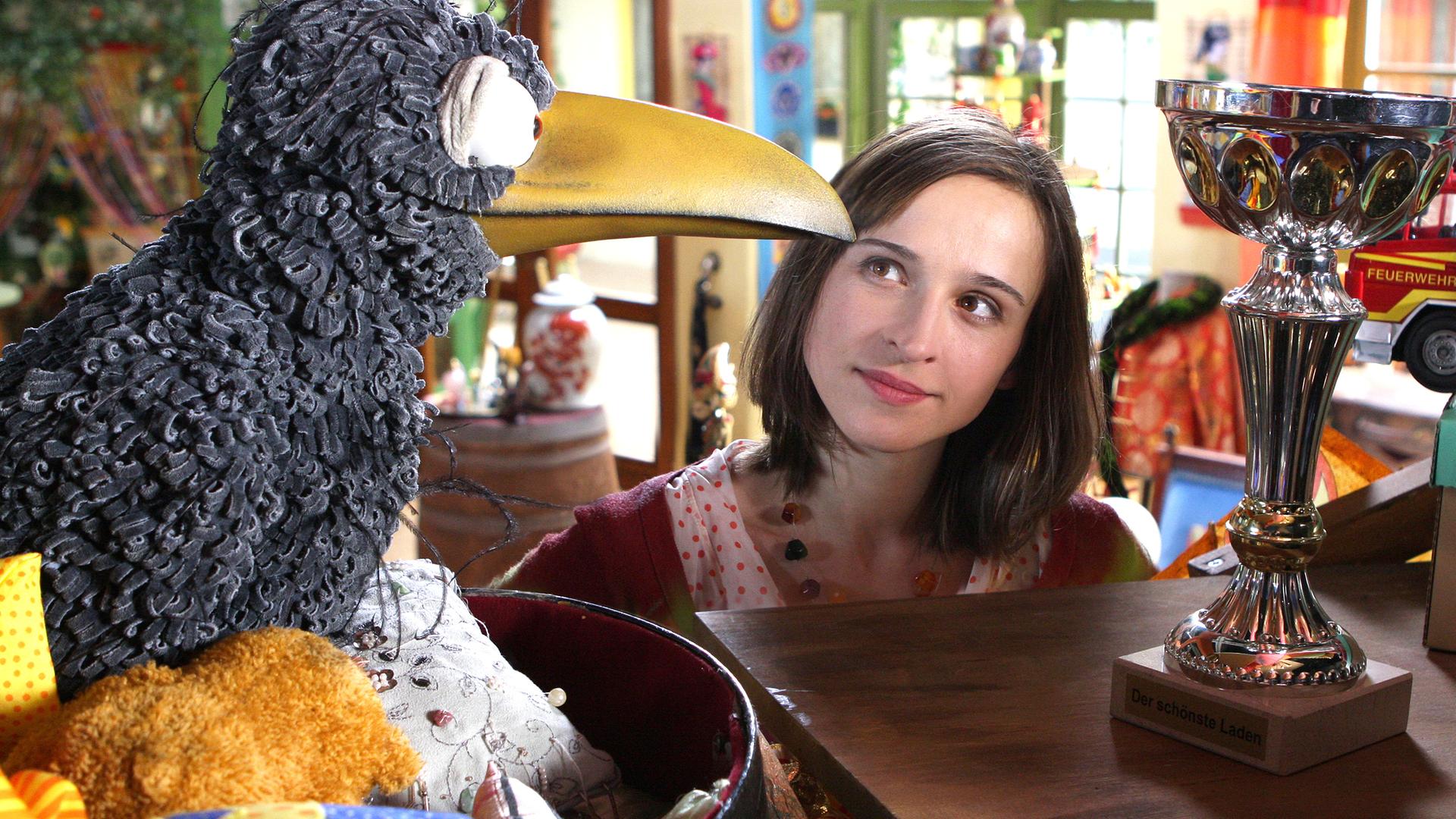 Siebenstein und Rudi schauen einen Pokal an.