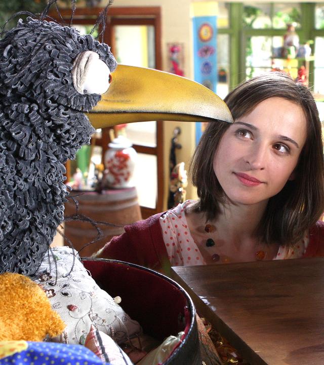 Siebenstein und Rudi schauen einen Pokal an.