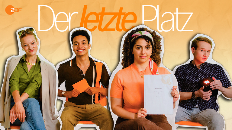 Die vier Hauptdarsteller des ZDF-Fiction-Volo-Kurzfilms nebeneinander vor organgefarbenem Hintergrund unter dem Schriftzug "Der letzte Platz"