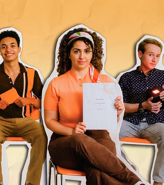 Die vier Hauptdarsteller des ZDF-Fiction-Volo-Kurzfilms nebeneinander vor organgefarbenem Hintergrund 