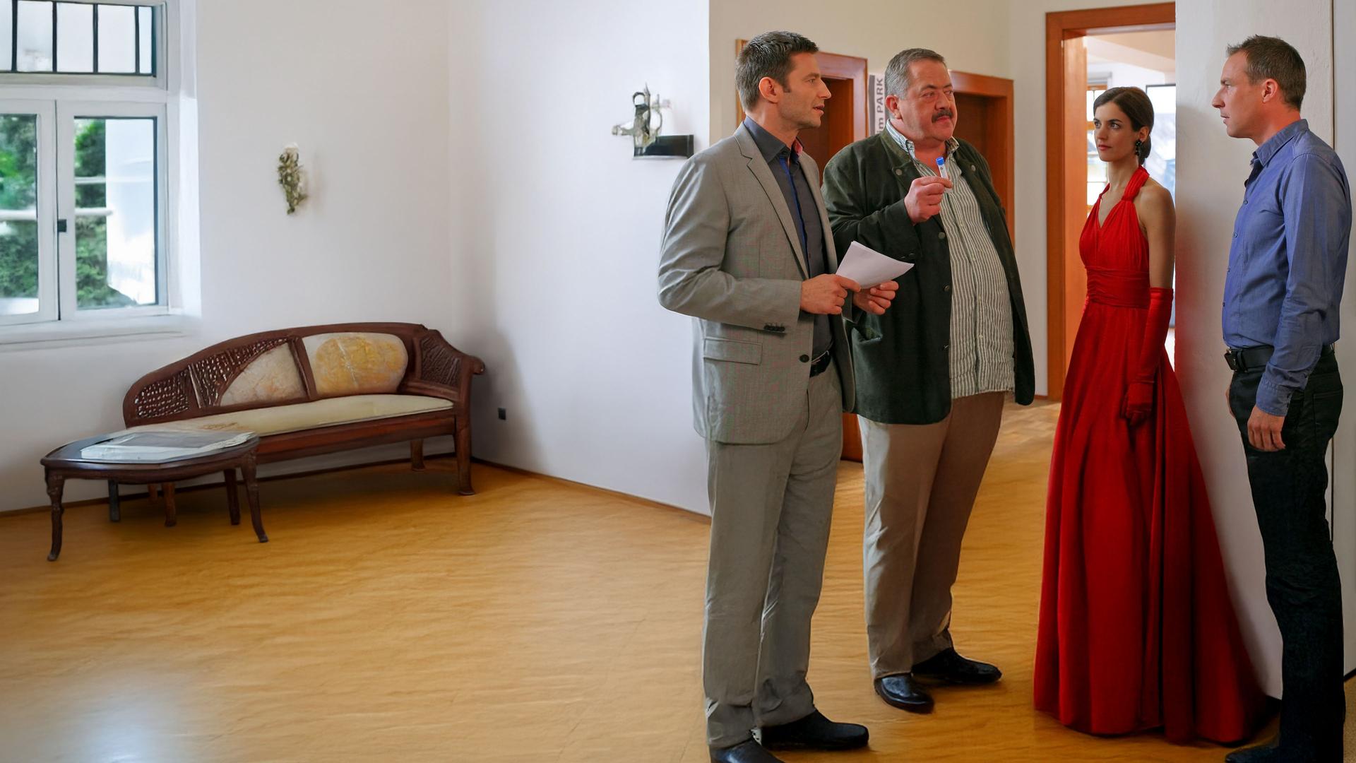 "Die Rosenheim-Cops - Der letzte Tango": Die Kommissare Hansen (Igor Jeftic) und Hofer (Joseph Hannesschläger) befragen das Ehepaar Freund (Korinna Krauss und Armin Schlagwein) in deren Tanzstudio.